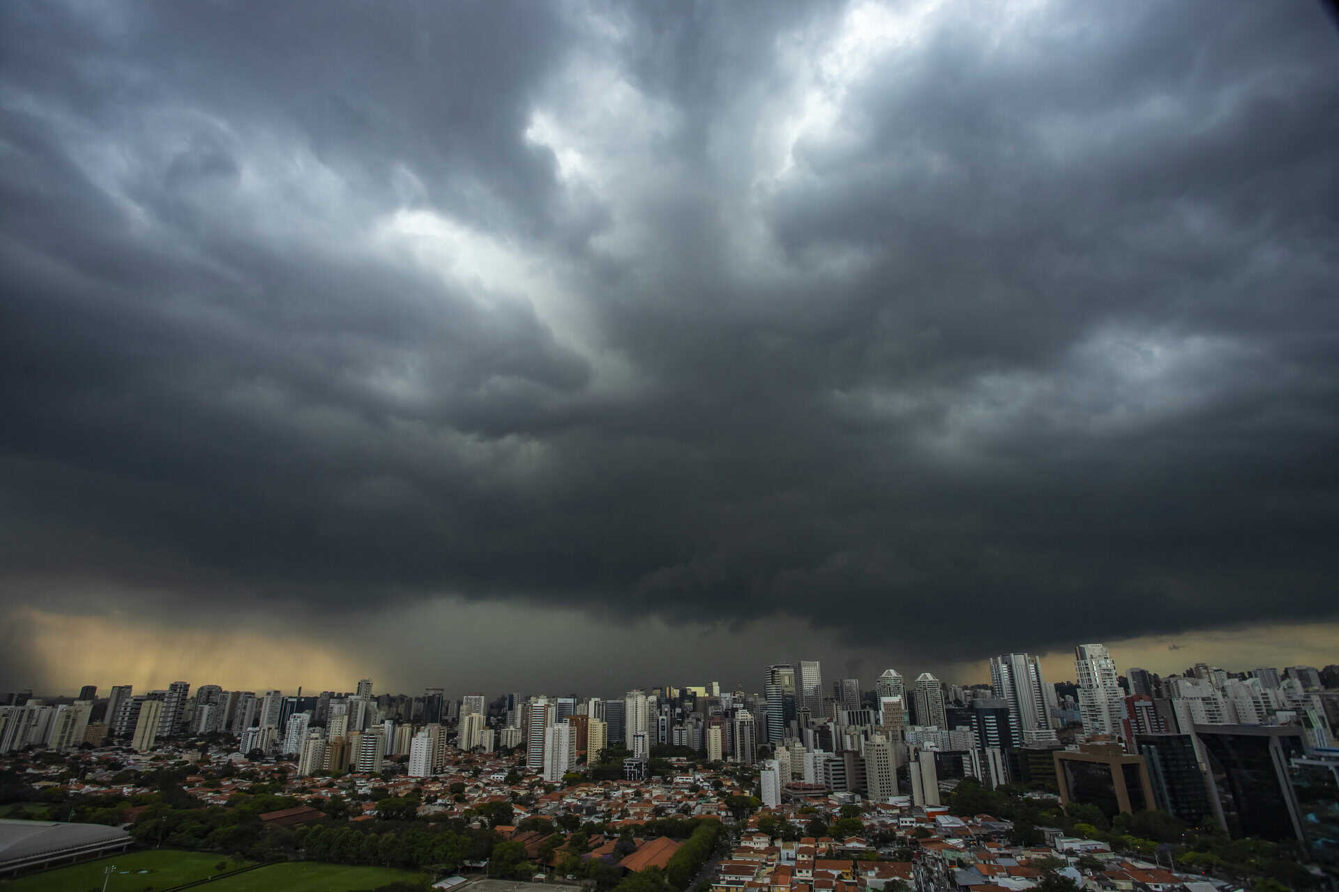 rain in sao paulo_2305 - Tempo gelado surpreende o Rio: frente fria intensifica o frio no estado